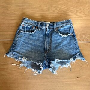 A&F Mom Short High Rise Size 26 Distressed Frayed Hem